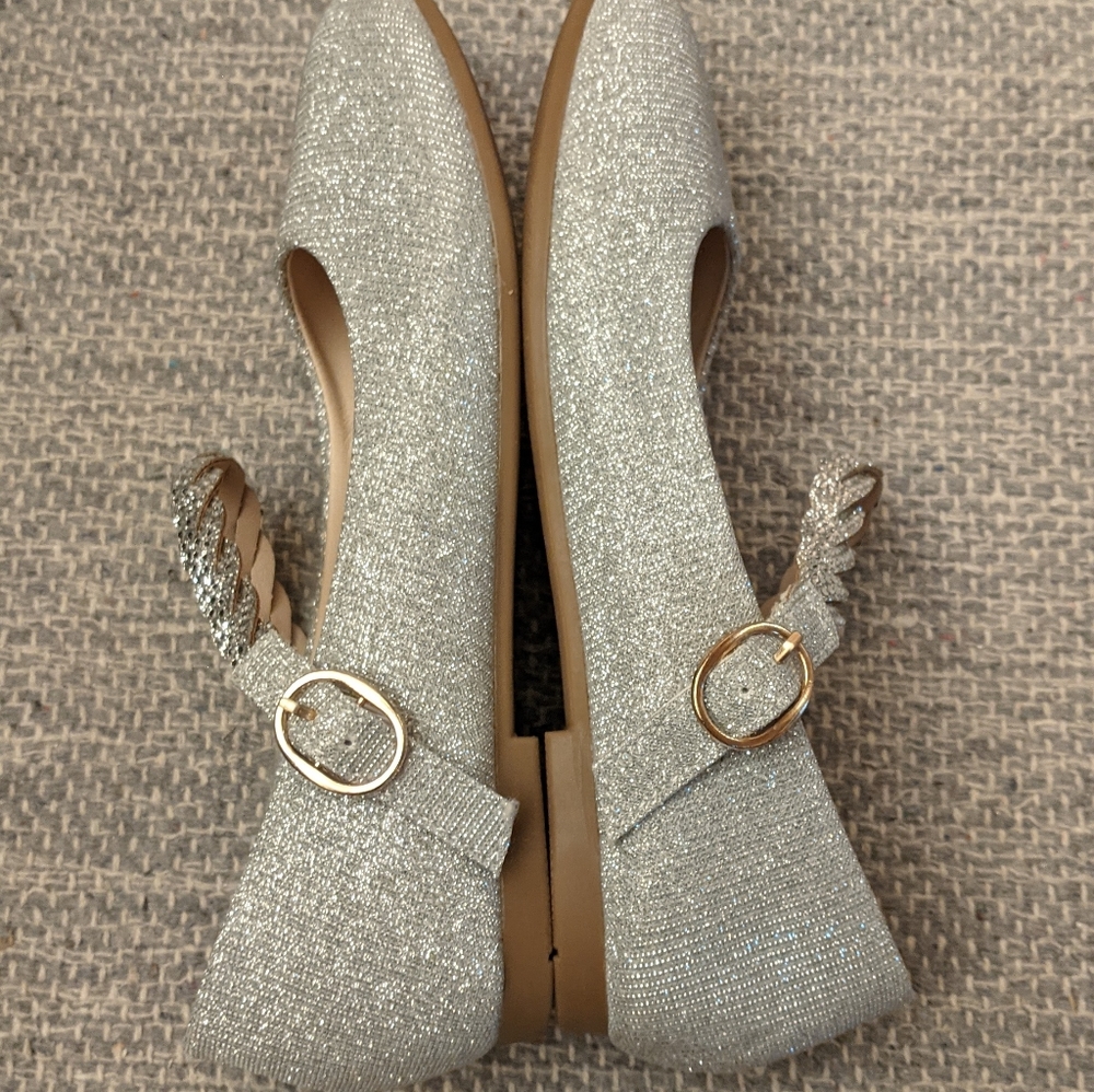 Little girl's shoes. Sparkly silver. Brand new. Size Eur32. Original price $15